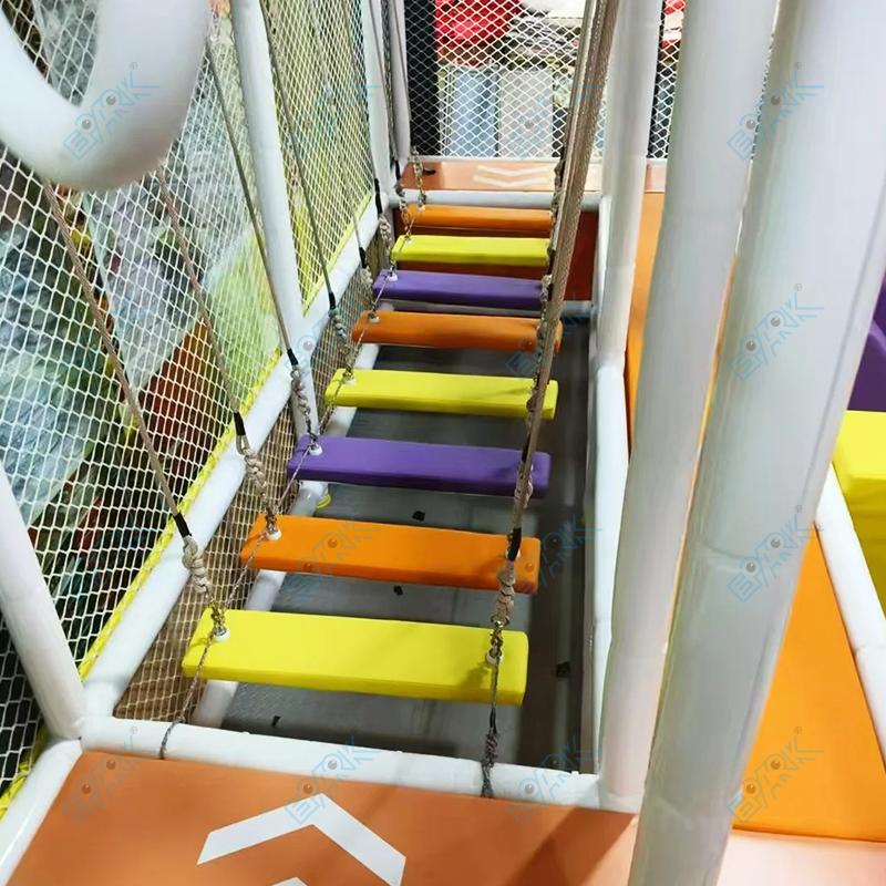 Toboggans et structures d'escalade